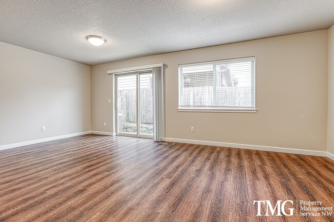 Building Photo - 3 Bedroom/2.5 Bath With Fenced Backyard, W/D Included, and AC!