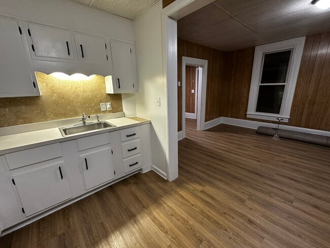 Building Photo - 408 S Queen St