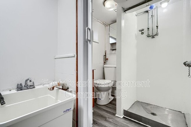 Building Photo - 3028 Kenyon Ave