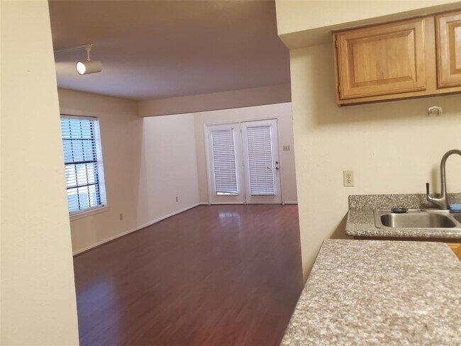 Building Photo - 2425 Holly Hall St