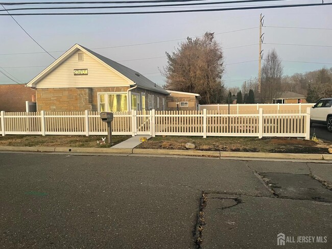 Building Photo - 1515 Thomas Ave