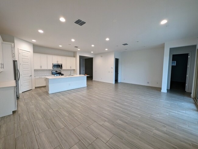 Building Photo - 16431 W Charlotte Dr