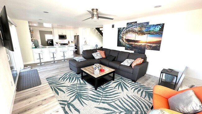 Building Photo - Stunning Newly Renovated 3BD/2.5BA Luxury ...