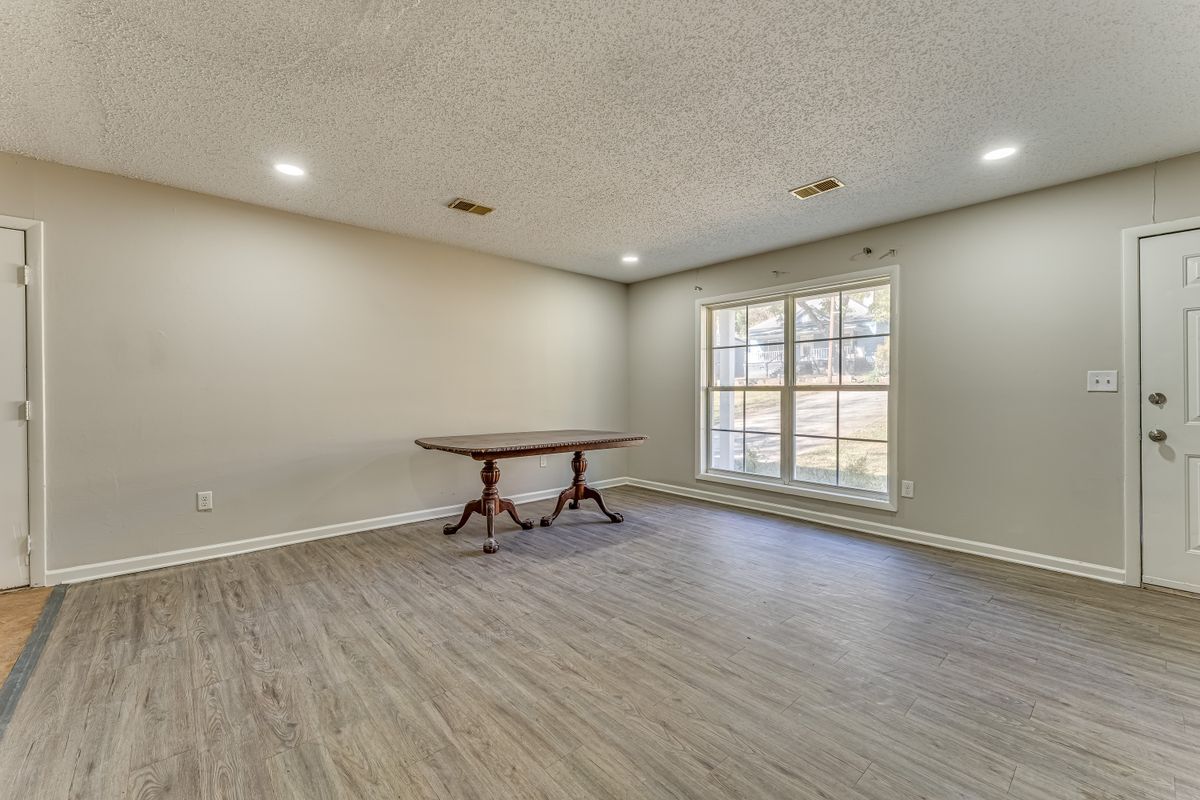 Building Photo - 283 E Hampton Ave