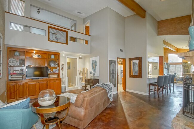 Building Photo - Well maintained 4 Bed home near Woman's Hospital