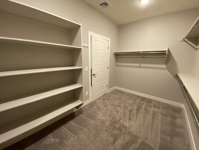 Building Photo - 1560 W Avenida Del Valle