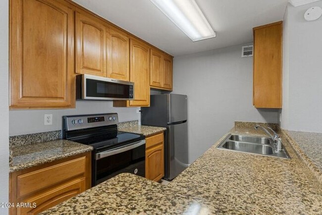 Building Photo - Single Level 3 bedroom Condo In Scottsdale!