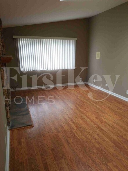 Building Photo - 185 Paramount Dr