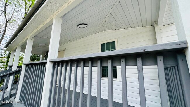 Building Photo - 112 E Dewey St