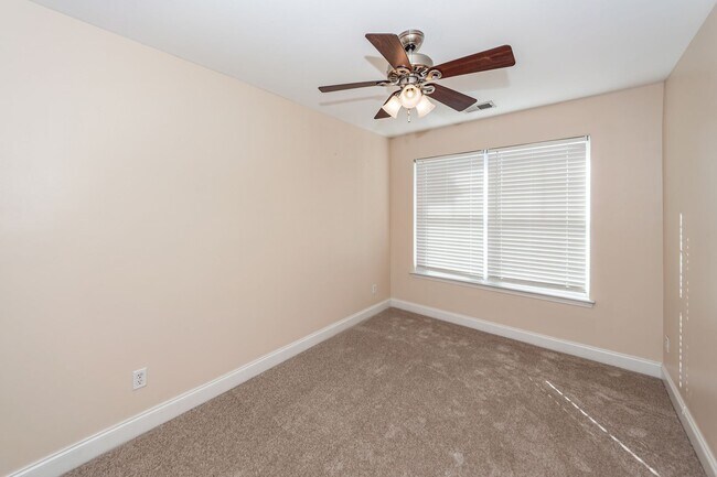 Building Photo - 3 Bedroom, 2.5 Bathroom Townhome in Oak Terrace Preserve - Park Circle