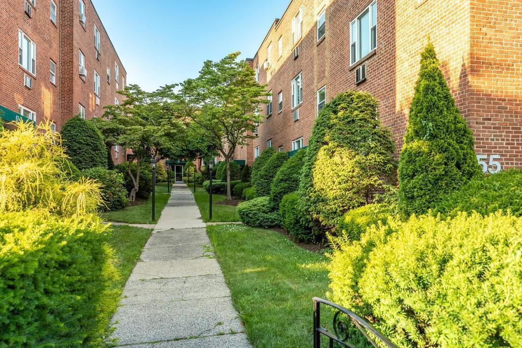 Front Entrance Courtyard - 55 Colborne Rd