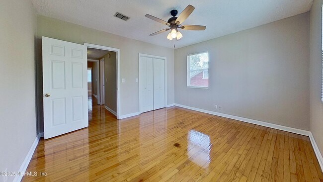 Building Photo - 828 Acosta St
