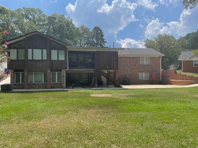 Building Photo - 620 Dyer Cir