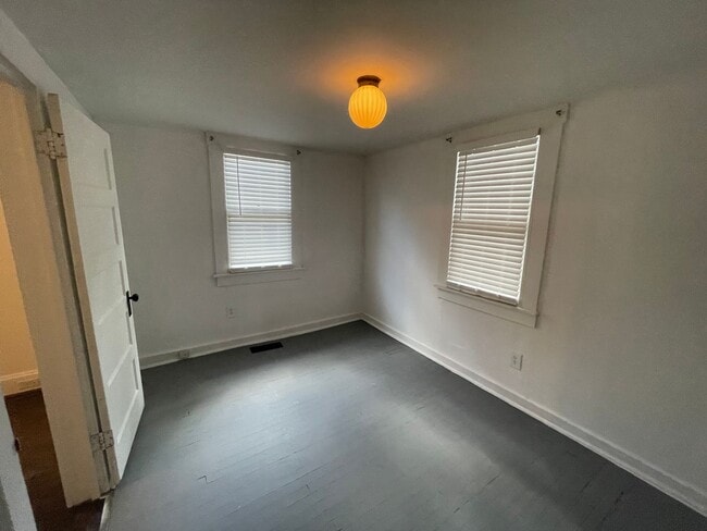 Building Photo - Historic Downtown Wilmington Cottage