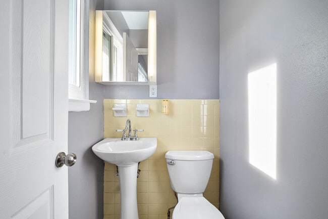 Building Photo - 12010 Glenpark Dr