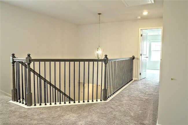 Building Photo - 79 Pineview Dr