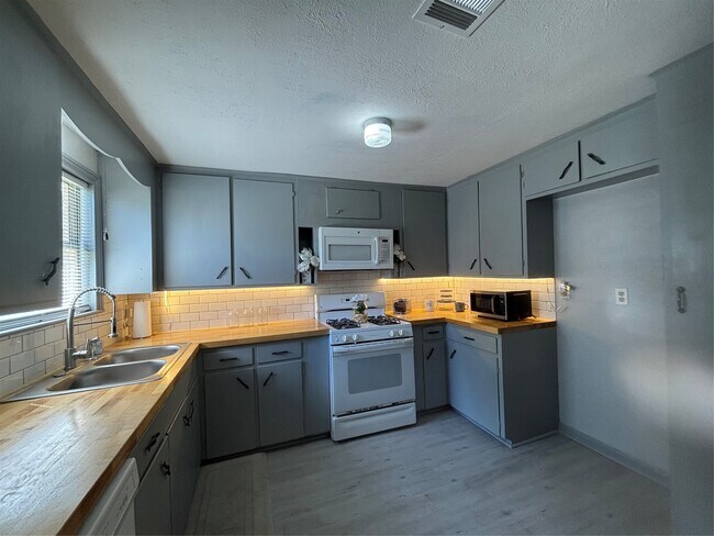 Building Photo - 301 19th Ave N