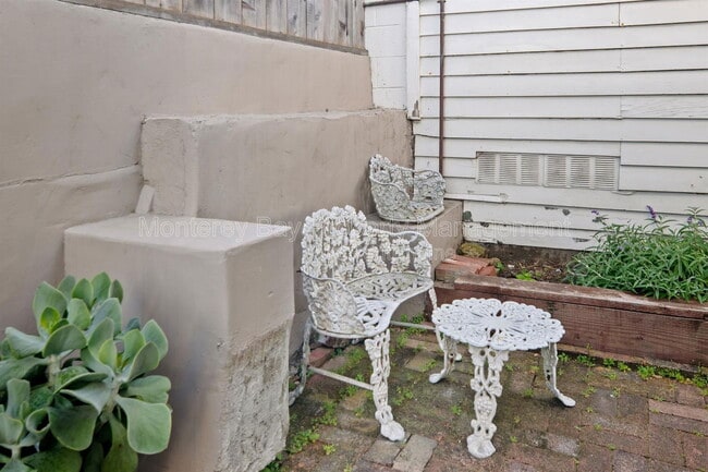 Building Photo - 525 Laurel Ave