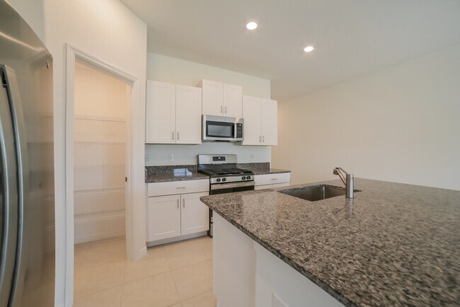 Building Photo - Lovely 3 Bedroom Home