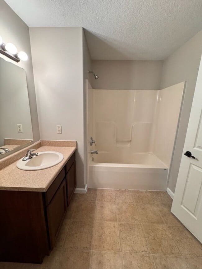 Building Photo - New 3 bedroom listing in north Fort Wayne!