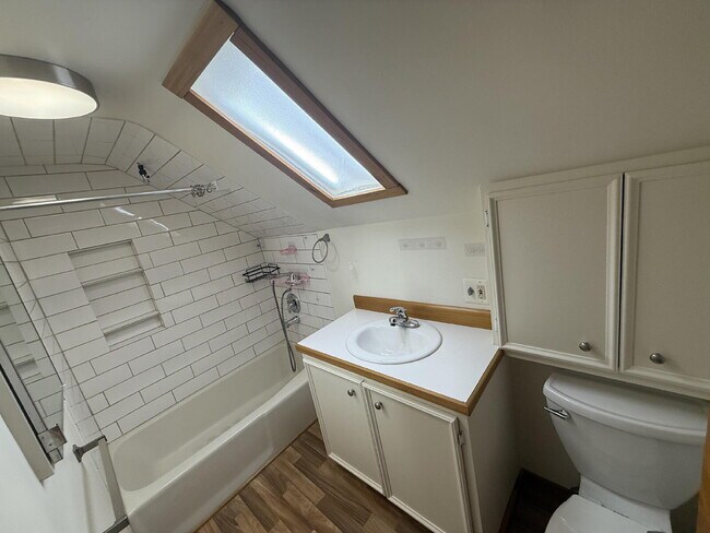 Building Photo - Upper 2BR in Heart of Grandville