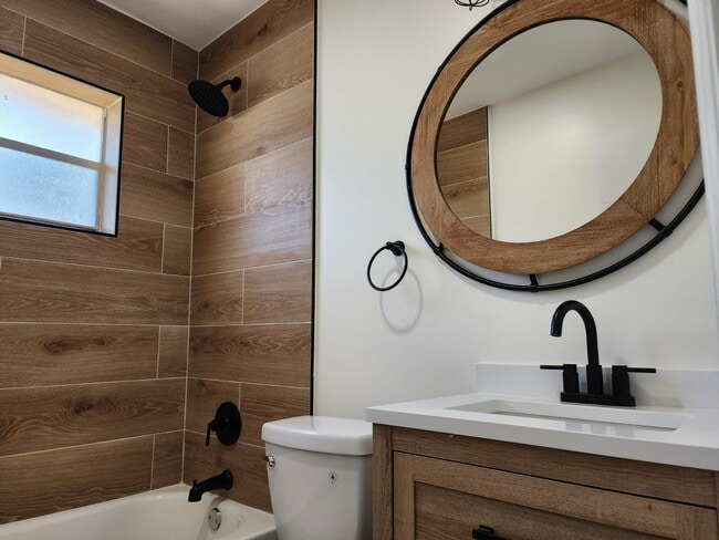 Building Photo - Beautifully Updated 2-Bedroom Home in Prime Location!