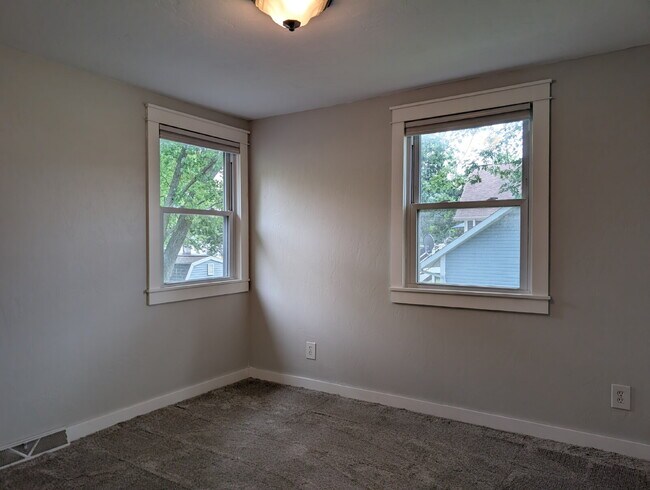 Building Photo - Beautiful 5 Bedroom 2 Bathroom Neenah Lake Home