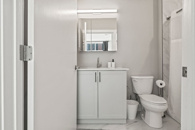 Building Photo - 916 N Delaware Ave