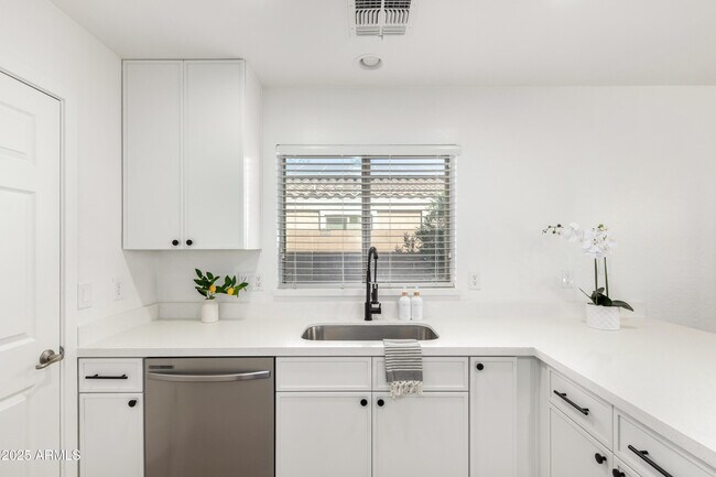 Building Photo - 479 E Dragon Springs Dr