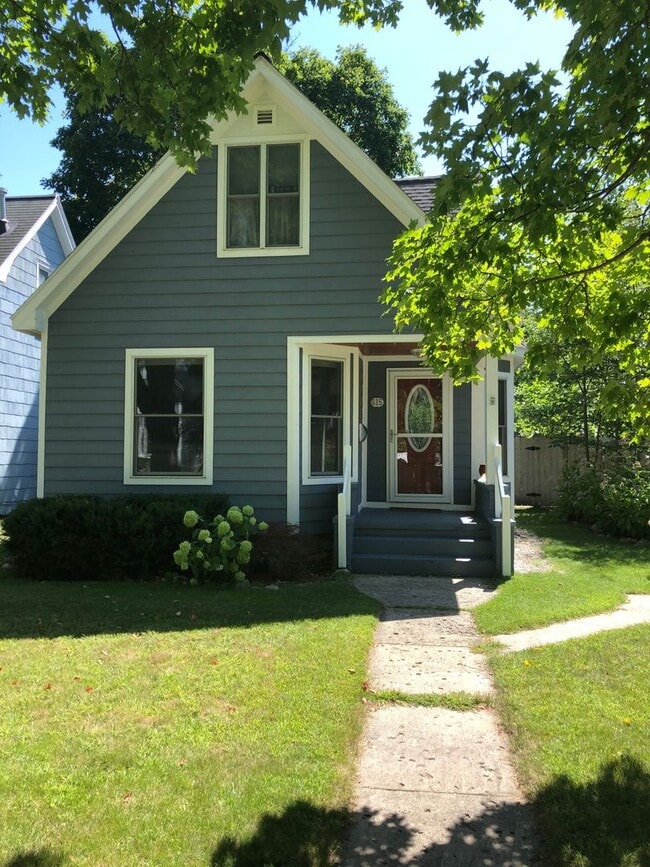 Building Photo - Welcoming Victorian with Modern Comforts *...