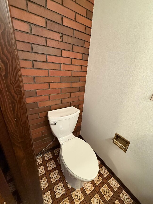 Building Photo - Charming Retro-Style 2 Bedroom Apartment i...