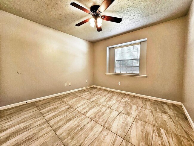 Building Photo - 33 N Wavy Oak Cir