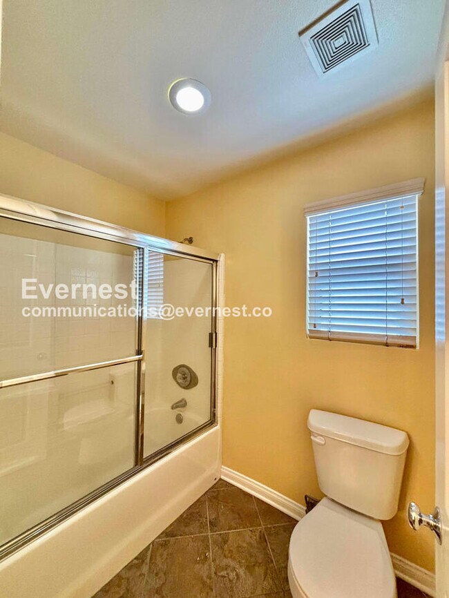 Building Photo - 5 Bed/3.5 Bath Home with Garage / Vouchers Accepted / Available Now!