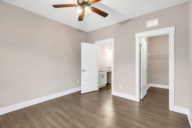 Building Photo - Modern 2 Bedroom Townhome on the Swamp Rab...