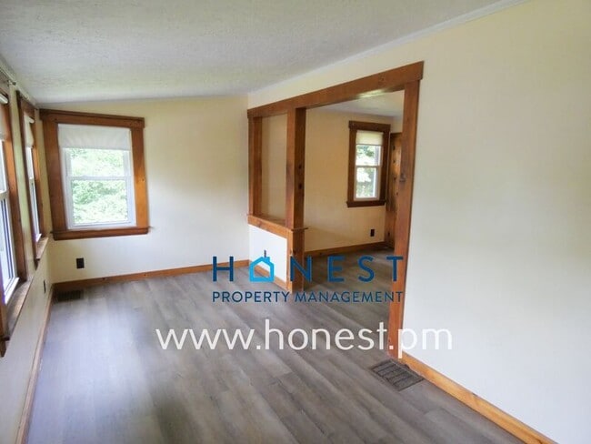 Building Photo - 523 Memorial Dr