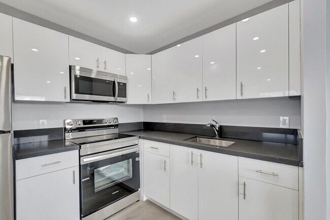 Building Photo - 171 Monaco Way