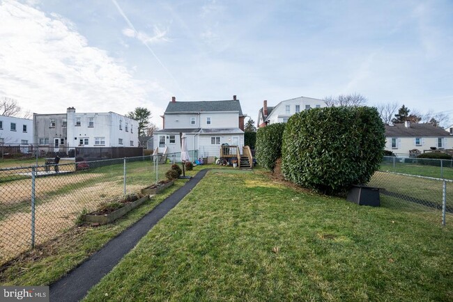 Building Photo - 739 S Matlack St