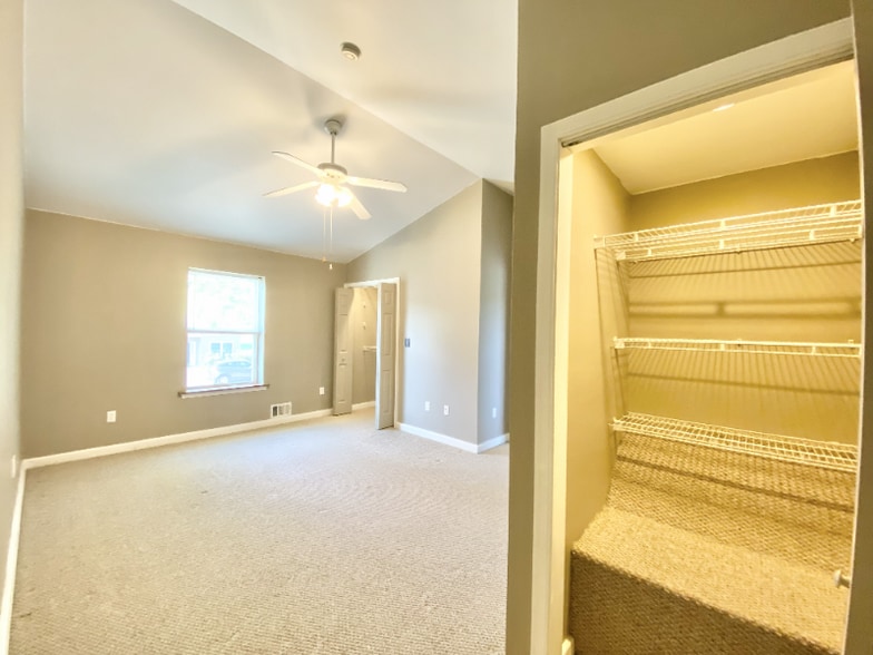 Building Photo - 1001 Bloom St