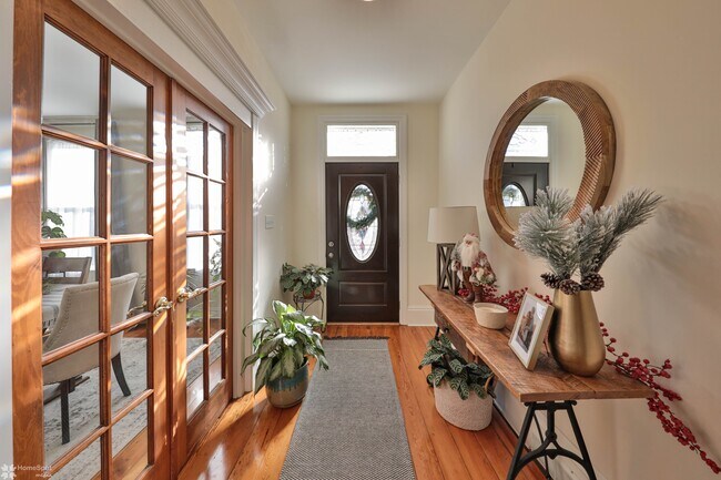Main Entry - 909 Washington St