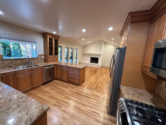 Building Photo - 5 Bed 4 Bath Gated Home In Alamo