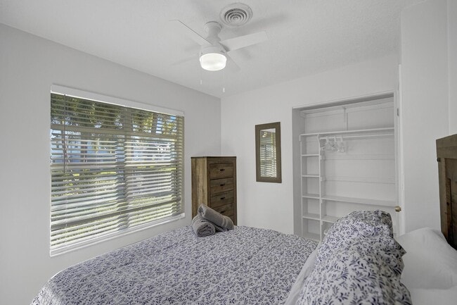 Building Photo - 1633 SE 5th Ct