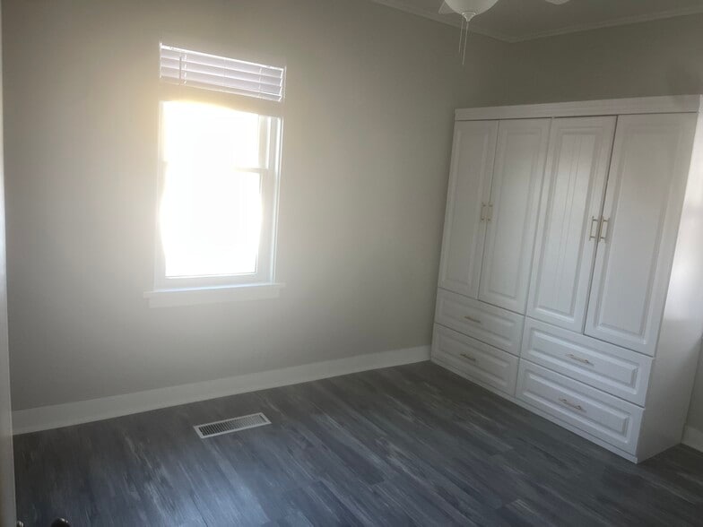 Building Photo - 512 E 77th Ave