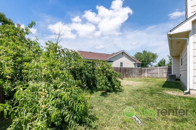 Building Photo - 3 Bedroom | 3 Bathroom - Ready to Entertai...