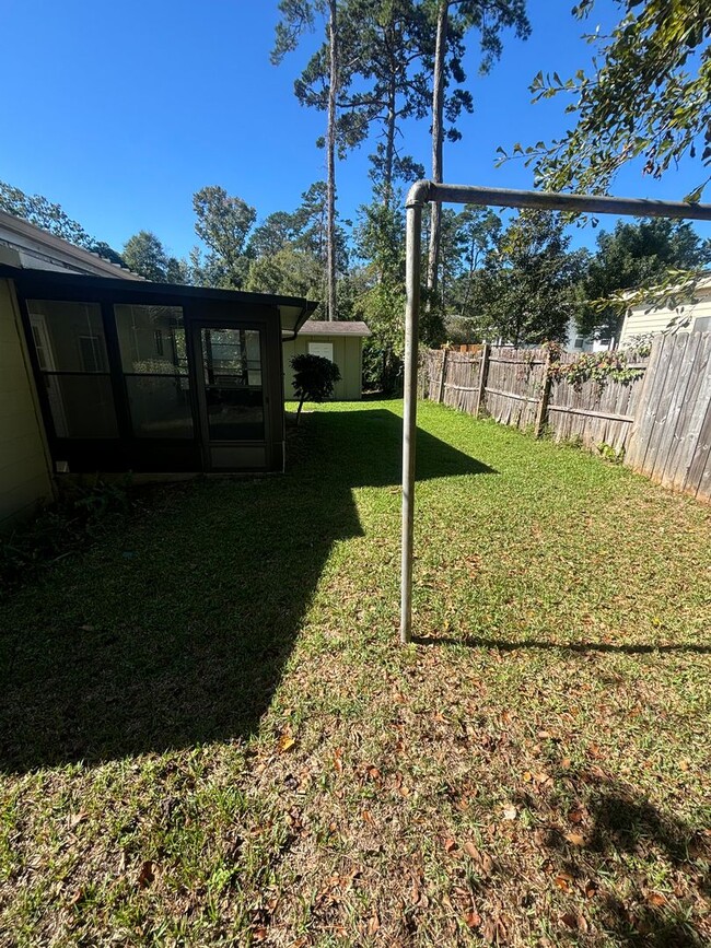 Building Photo - 3 Bedroom House w/ Fenced in Yard in the H...