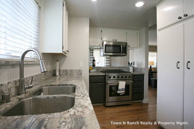 Building Photo - 10170 Palm Glen Dr