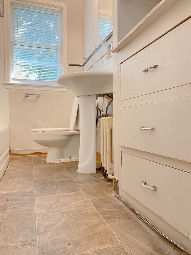 Building Photo - Cozy 4 bed 1.5 bath with a detached garage
