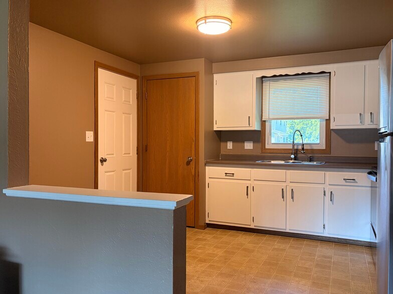 Building Photo - 2074 Marlee Ln