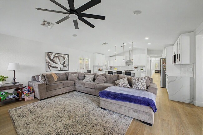 Building Photo - 8352 W San Juan Ave