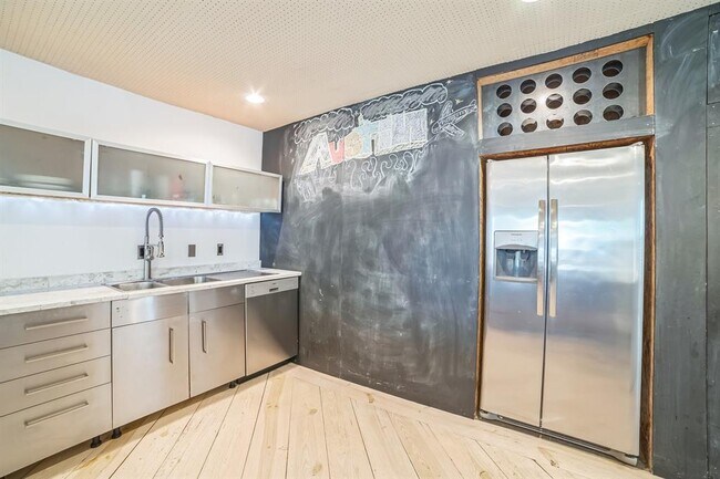 Building Photo - 64 Comal St