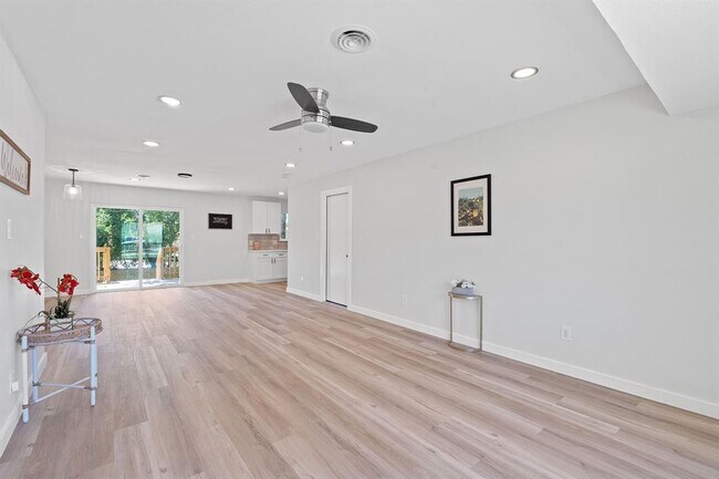 Building Photo - 711 Santa Rosa Dr